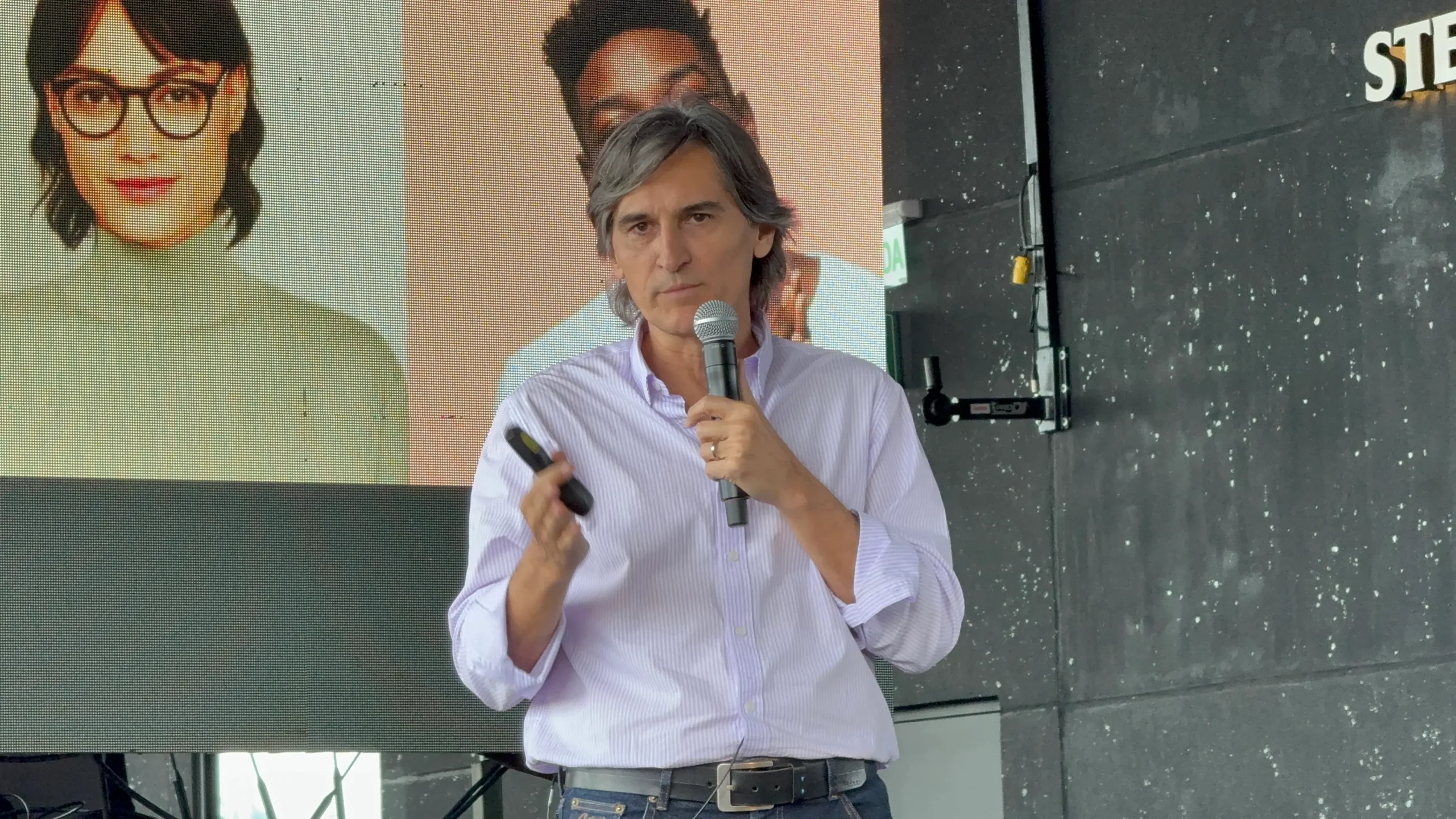 Jose Echeverri impartiendo una conferencia inspiradora en un evento corporativo en Colombia.