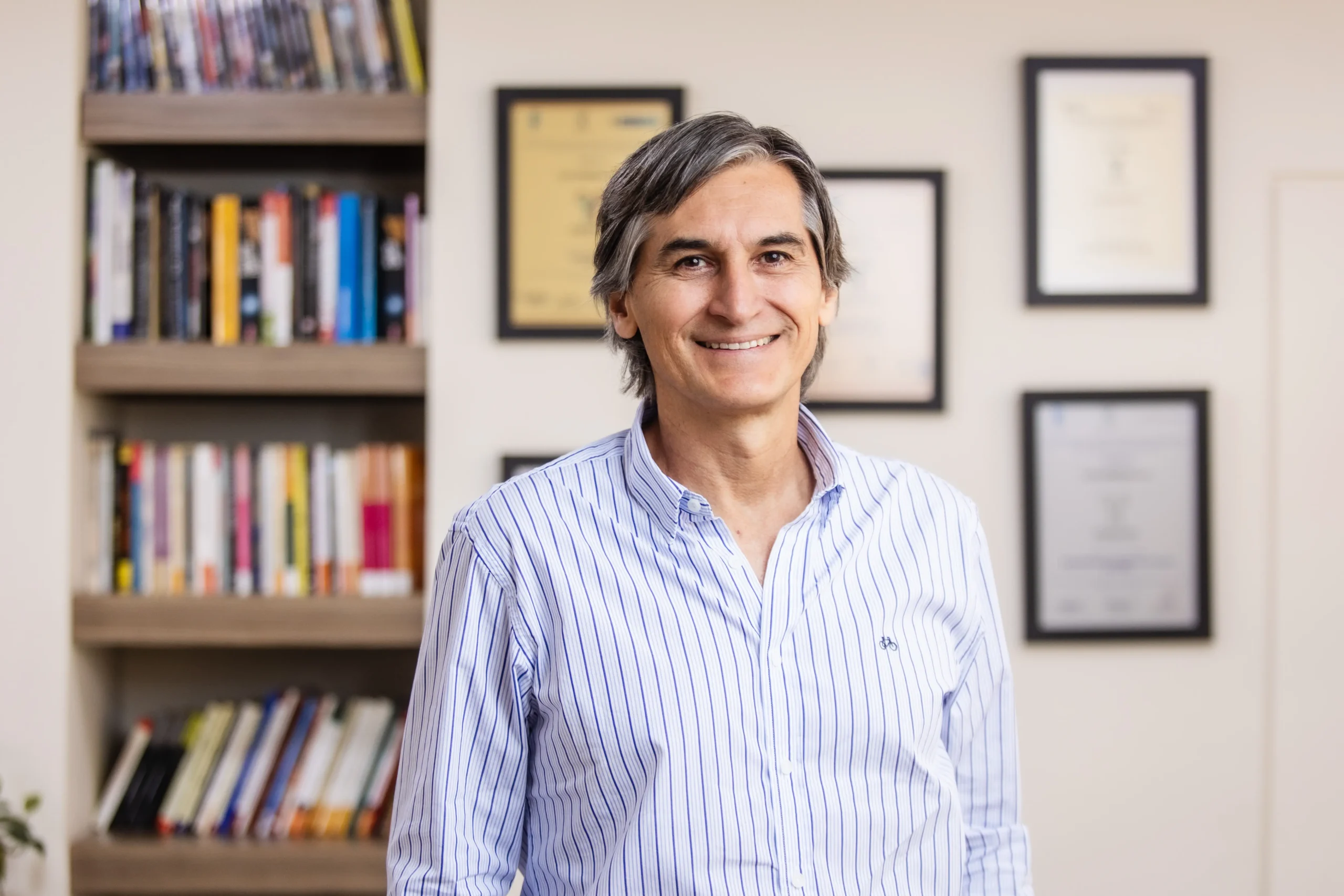 Consultor empresarial en su oficina, representando liderazgo y crecimiento profesional.