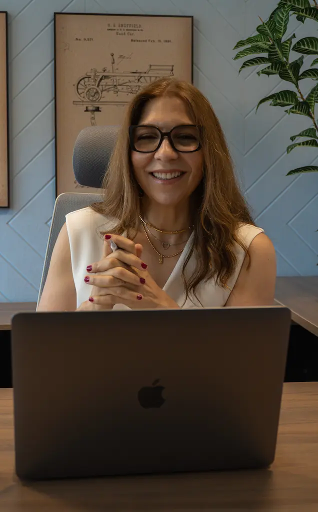 Jimena y Natalia durante una sesión de llamada de emergencia, ambas sentadas conversando de manera profesional y empática
