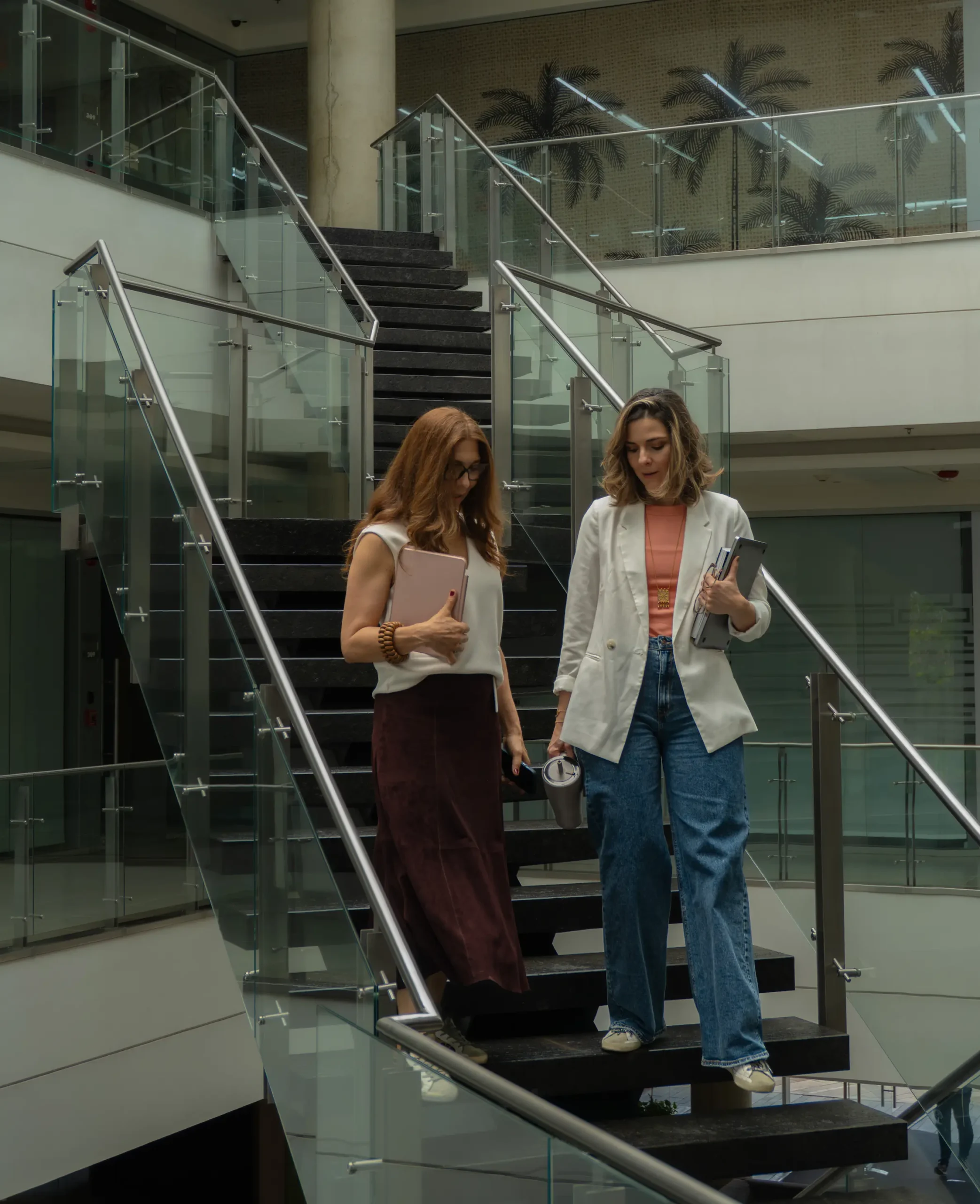 Jimena y Natalia facilitando un taller de seguridad psicológica, interactuando de manera cercana y profesional con los participantes