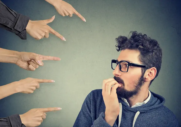 La búsqueda del culpable: o cómo incendiar una cultura mientras fingimos liderazgo