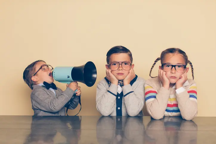 6 errores de liderazgo que desmotivan a tu equipo (aunque te sonrían en las reuniones)