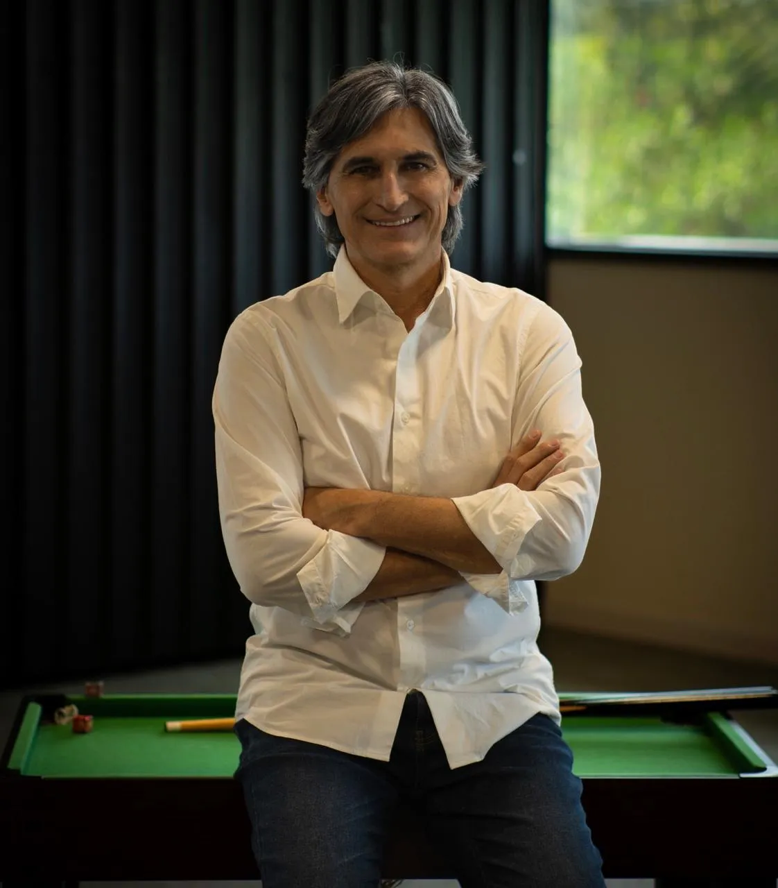 José Echeverri sonriendo, autor de Liderazgo Imperfecto, con fondo neutro